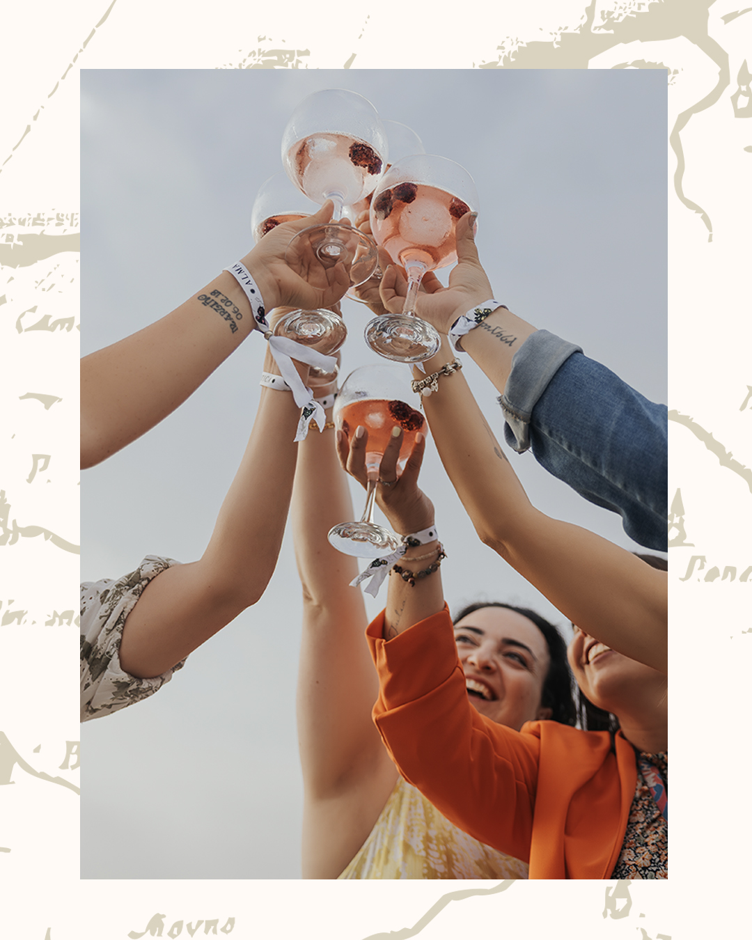 Lo mejor de un brindis no es la copa… son las personas con las que lo compartes. 💫