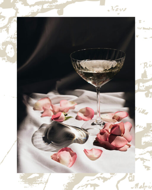 Flores, luz suave y burbujas flotando.

Un brindis delicado para celebrar lo bonito, lo que se cuida y lo que merece su momento.

Brinda con Alma. 🌸✨