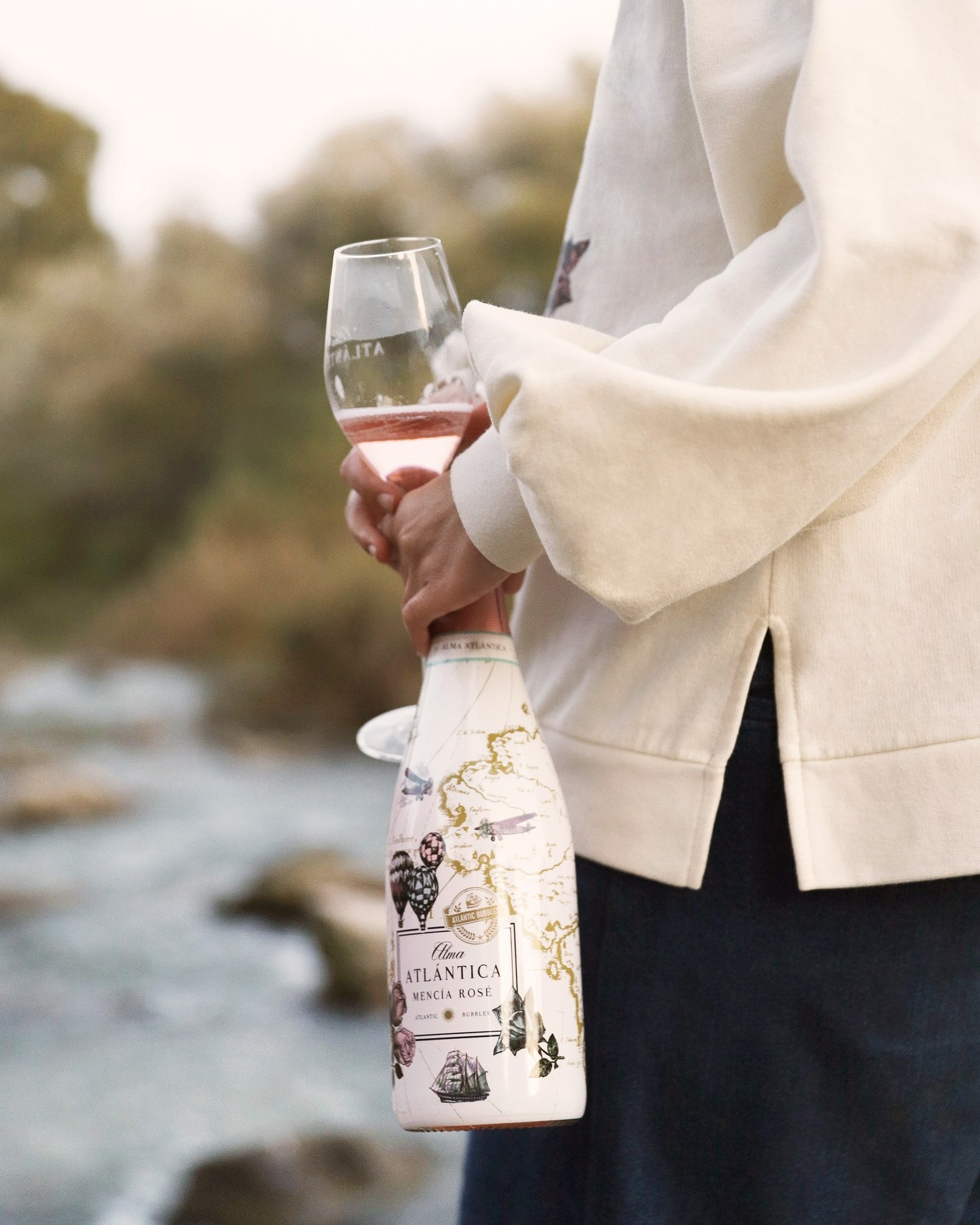 Ya se acerca la primavera! No se nos ocurre mejor idea para empezar marzo que con una copita de Alma Atlántica Mencía Rosé 🩷🥂