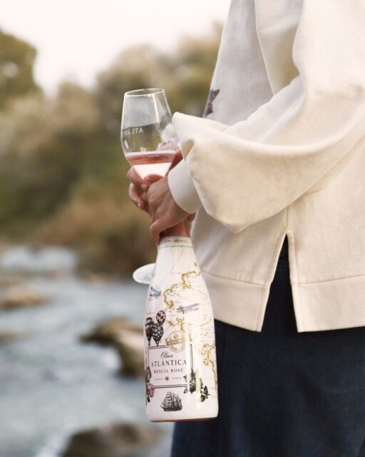 Ya se acerca la primavera! No se nos ocurre mejor idea para empezar marzo que con una copita de Alma Atlántica Mencía Rosé 🩷🥂