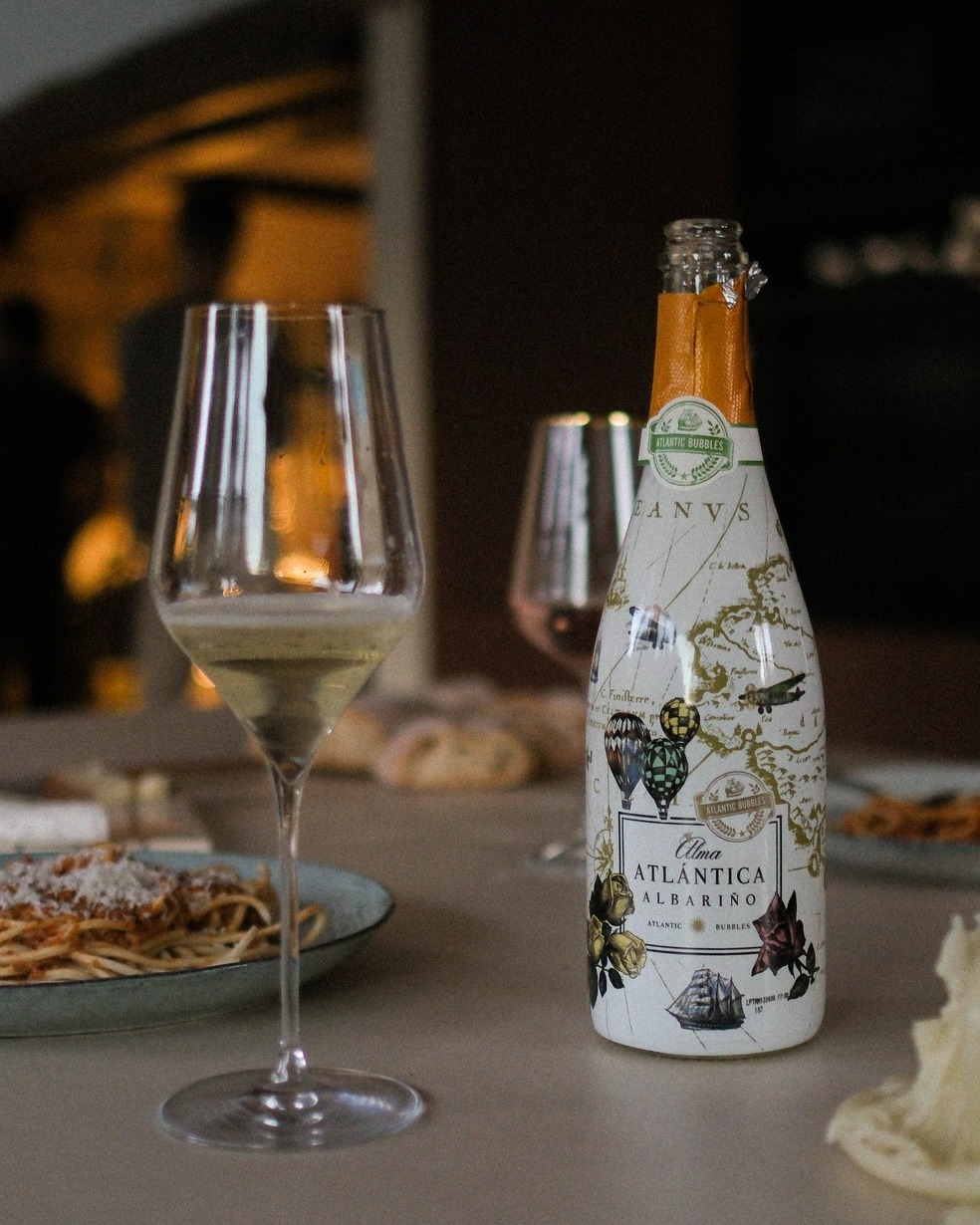 Refrescante como la brisa del Atlántico, nuestro Alma Atlántica Albariño está hecho para saborear y disfrutar. 🥂