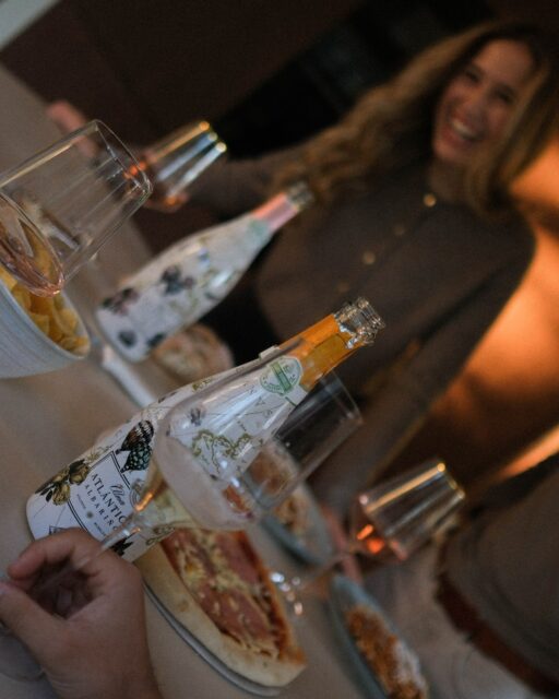 Tardes que terminan en brindis, risas y burbujas atlánticas. #MomentoAlma 🥂🌊