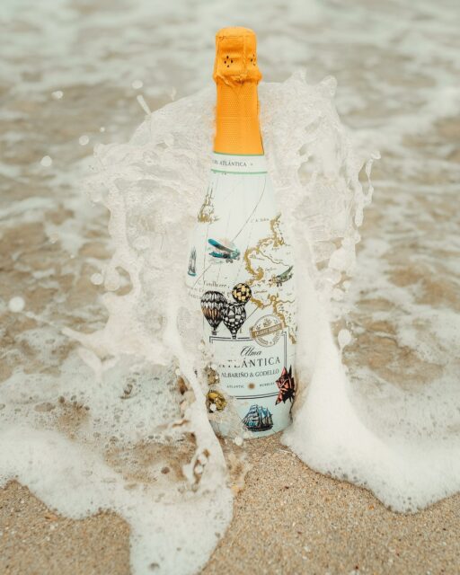 Vibrante como las olas al romper en la orilla, así es nuestro #AlmaAtlánticaAlbariño 🥂✨