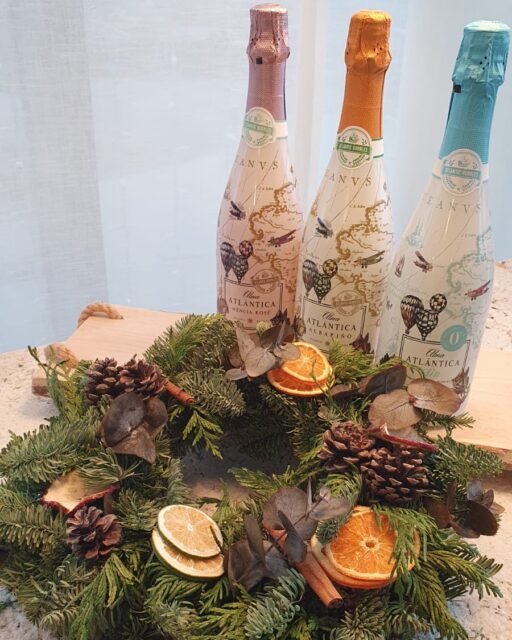 SORTEO NAVIDAD!! 💖
Sorteamos 3 packs especiales de Navidad Alma Atlántica 🥂 Cada pack incluye un kit para que te puedas hacer tu propia corona navideña y nuestros 3 bubbles (Albariño, Mencía y Sin) 🎄
Para participar solo tienes que:
- Darle a me gusta a esta publicación 👍
- Seguir a @alma_atlantica 🩷
- Etiquetar a esa persona/s con la/s que brindarás estas navidades. Puedes comentar las veces que quieras, sin repetir nombres ni mencionar cuentas falsas o de personajes públicos 🥂
- Comparte esta publicación en stories mencionándonos para más posibilidades 😉
Anunciaremos a los ganadores el 15 de diciembre! 🍀Mucha suerte 🍀