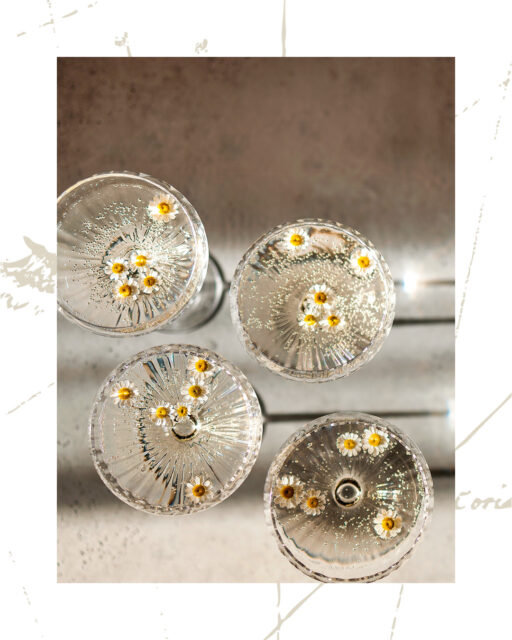 Dicen que las flores alegran cualquier día.
Nosotros le hemos añadido burbujas…🌼😉