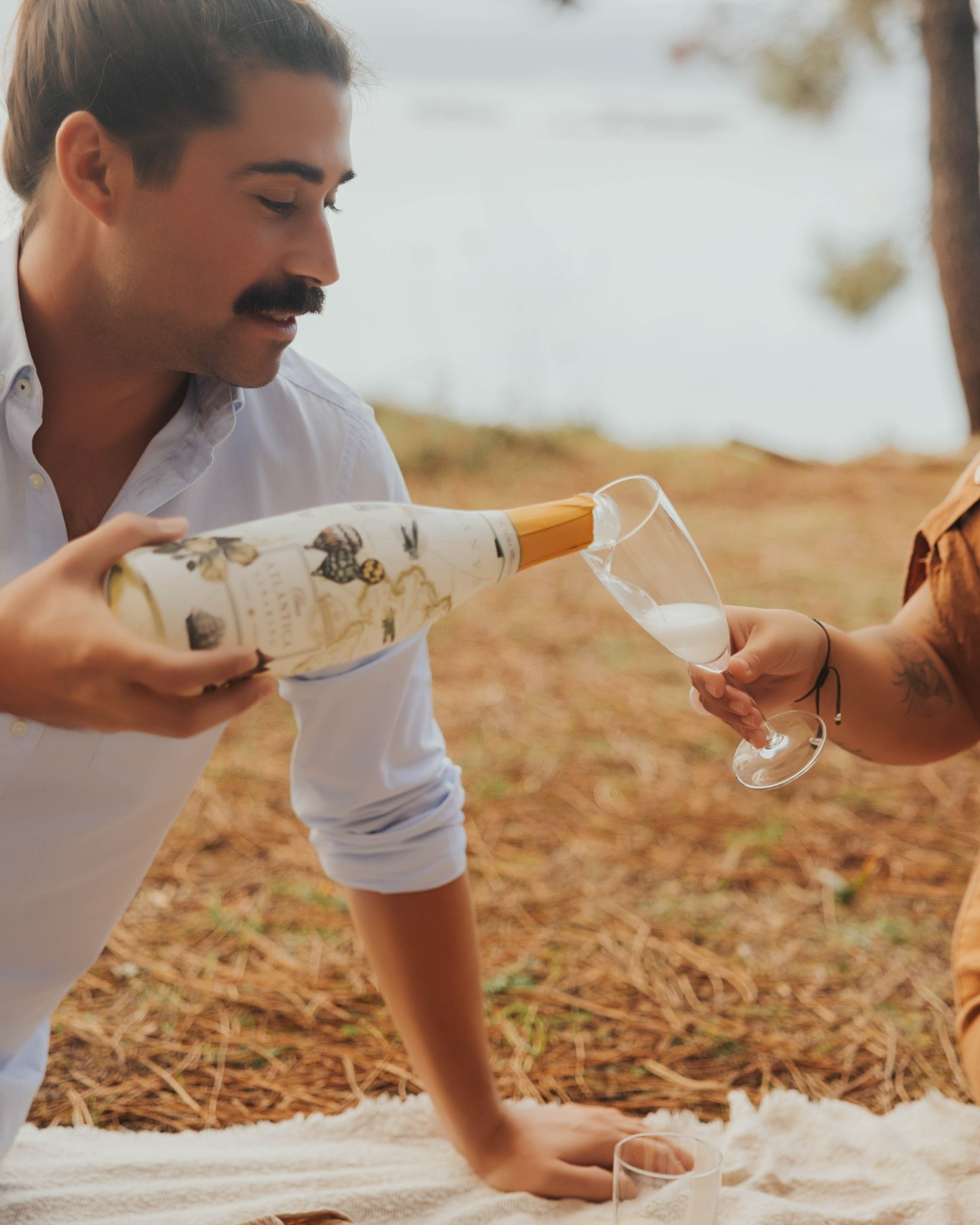 Buena compañía, buen tiempo y el frescor de las burbujitas de Alma Atlántica… 🥂
#PrimaveraConAlma 🌼