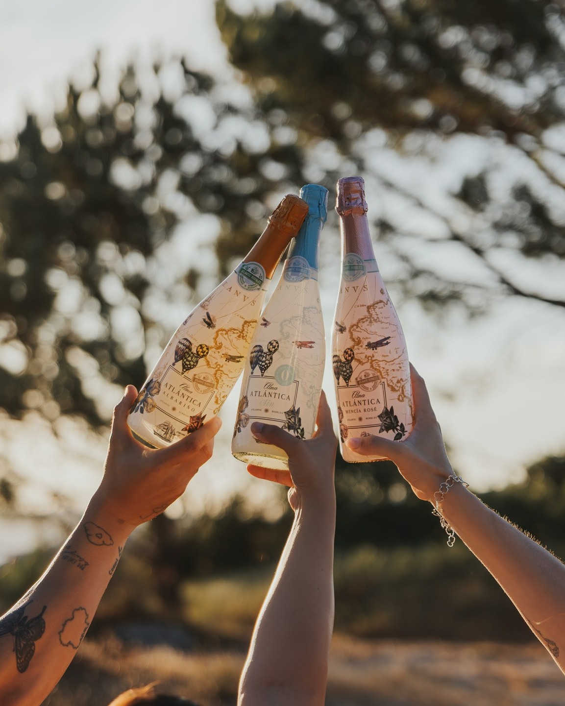 ¡Sorteo #DíaDeLaMadre!

Sorteamos 3 packs de nuestros bubbles #AlmaAtlántica para que tu mamá se lleve el mejor regalo 🩷

Para particiapar solo tienes que:

- Dar me gusta a esta publicación 👍
- Seguir a @alma_atlantica 🥂
- Etiqueta a un amigo/a que también necesita este pack 🤩

Puedes compartir esta publicación en stories mencionándonos para más posibilidades 😉

Anunciaremos a los ganadores el 27 de abril en stories. 🍀 ¡Mucha suerte! 🍀

🍷 Sorteo válido únicamente para mayores de 18 años.

🇪🇸 Sorteo solo válido para residentes en España.